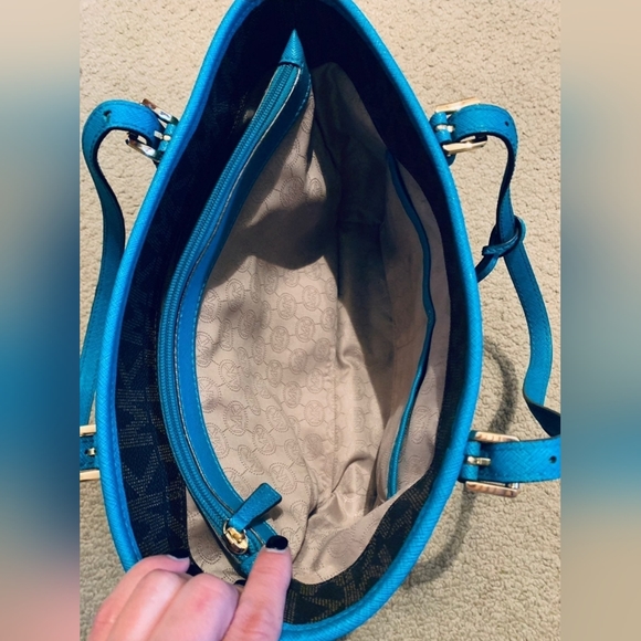 Michael Kors medium size Tote - Picture 4 of 13